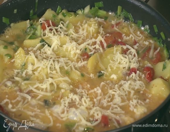 Овощи в сковороде залить яйцами и посыпать натертым сыром.