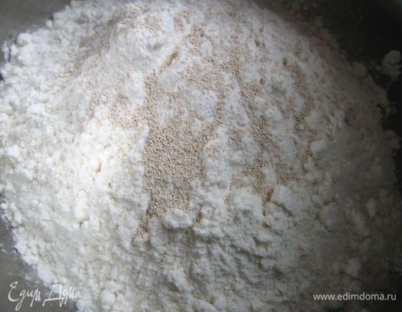 Опара. Смешать муку ( 125г) с дрожжами.