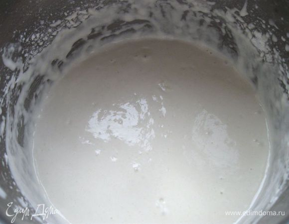 Добавить теплую воду (чуть выше температуры тела) до консистенции  жидкого теста и взбивать с помощью миксера в течение 3 минут. Оставить  бродить в течение  3  часов при комнатной температуре. Кастрюлю накрыть полотенцем.