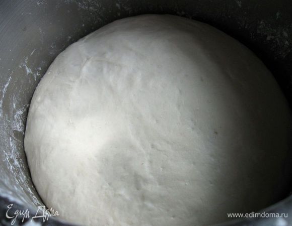 Муку просеять. Смешать  примерно половину муки с дрожжами, солью и сахаром. Постепенно вливать  теплую  воду ( 40С;  может, вам для нужной консистенции потребуется на 5 – 10 грамм воды меньше или больше) к опаре, добавить часть муки с  дрожжами  и солью, перемешать  и взбить с помощью миксера  на малой скорости в течение 4 минут. Добавить оставшуюся  муку и замесить мягкое, эластичное  тесто.  Дать  постоять  7 – 8  минут, затем месить в комбайне (1 минута) или  руками (примерно минут 10).