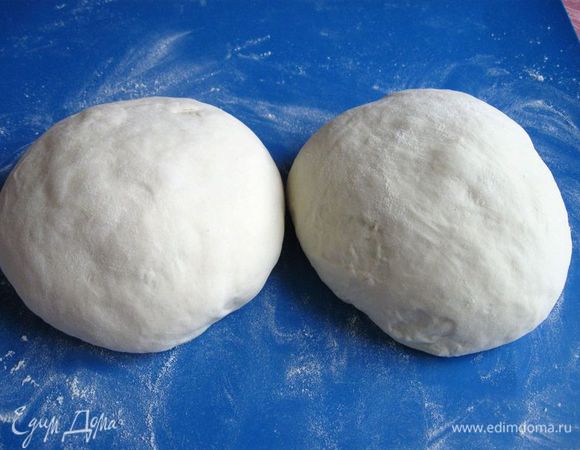 "Шары" после расстойки. Разогреть духовку до 230C вместе с поддоном, в который вы нальете горячую воду, когда будете устанавливать хлеб. 