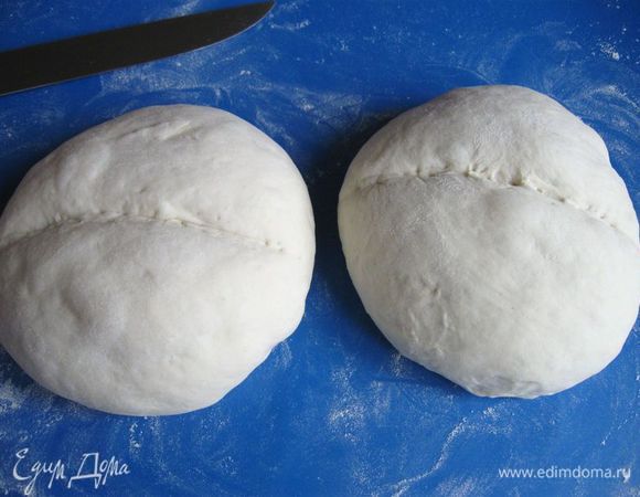 Перед  отправкой в духовку сделать на каждом "шаре" неглубокий надрез через центр под углом. Аккуратно переложить каждую заготовку на противень, минимально смазанный растительным маслом и затем вытертый  салфеткой.  В духовку на нижний поддон налить (аккуратно, пар!)  не более  290 мл кипятка или очень горячей воды. Стенки духовки опрыскать из пульвелизатора. Оперативно поставить противень с булками в духовку. Аккуратно, пар! Печь в течение 20 –  30 минут, затем понизить  температуру до 180С, и  печь еще  20 -30 минут до образования румяной корочки.  Если вы перевернете хлеб и постучите по донышку – звук будет глухим (так проверяют его готовность). 
