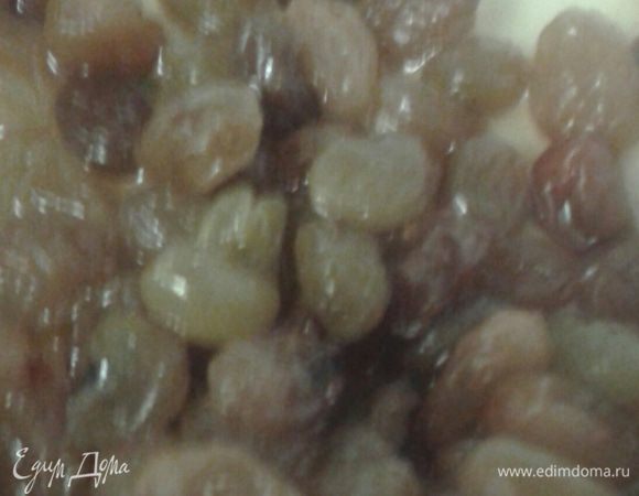 ПРЯНОСТИ,  ЦУКАТЫ и ИЗЮМ. Подготовим пряности, они понадобятся немного позже. Пряности в куличе – это дело вкуса и возможностей. Самая дорогая – шафран. Купите шафран хорошего качества, пакетик 0,12 г стоит около 50 рублей, этого количества достаточно для нашего объема теста. Шафран залейте горячей водой на пару часов. Ваниль обязательный компонент у кулича. Ваниль можно добавить в любом виде. Это может быть и ванильный сахар, эссенция, стручок. 