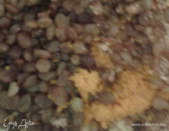 Корица, гвоздика, кардамон - по вкусу.  Лучше сложить все в ступку добавить немного соли и растереть. Миндаль растереть мелко, но не в муку. На килограмм муки потребуется один стакан изюма или других цукатов. Изюм можно залить крепким алкоголем на ночь (крепкий ликер, бренди, коньяк).  Предварительно, конечно, его необходимо помыть и перебрать. Алкоголь в итоге придаст изюму дополнительный аромат, а выпечка дольше хранится. Так же очень хорошо добавить цедру апельсина или лимона. Замочите ее вместе с изюмом минут на 20.  