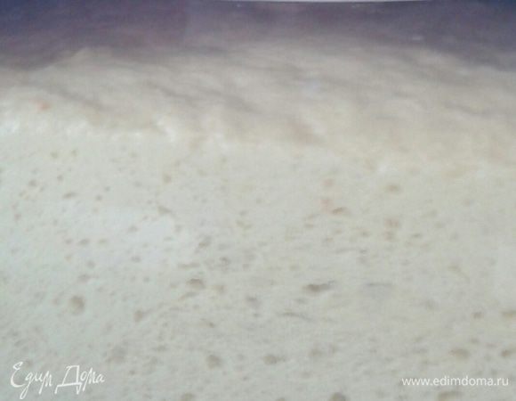 ТЕСТО. И так вернемся к тесу. Далее порциями добавляйте муку и начинайте вымешивать тесто, руки смазать растительным маслом (небольшое количество растительных жиров положительно отразится на результате). Тесто должно быть эластичным, поэтому мука может потребоваться не вся. На этом этапе добавьте шафран, чтобы он равномерно окрасил  все тесто. Поставить тесто еще на два три часа в теплое место. 