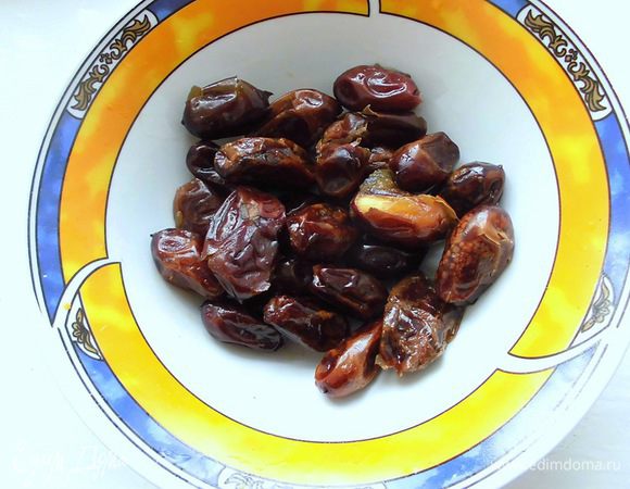 Финики замочить в холодной воде примерно на 2 часа.