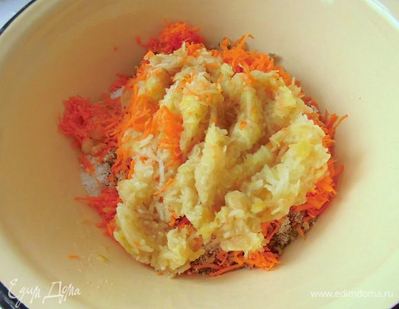 Очистить морковь, из яблок вырезать сердцевину, и натереть все на мелкой терке. Морковка и яблоки у меня были средние. Нужно, чтобы в натертом виде их получилось где-то по 1 стакану. 