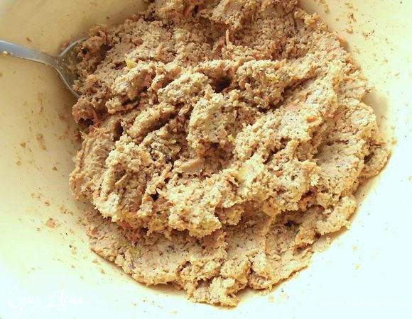 Смешать измельченную морковь и яблоки с ореховой смесью. Добавить корицу и мускатный орех. Тщательно перемешать.