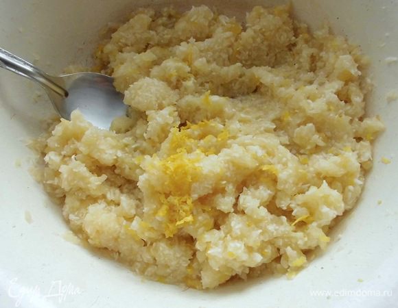 Для верхнего слоя: яблоки очистить от сердцевины и натереть их на мелкой терке. Добавить немного лимонного сока, натертую цедру 1 лимона, кокосовую стружку и мёд. Тщательно перемешать. Выложить полученную смесь на готовую основу и убрать в холодильник хотя бы на 1 час. Затем нарезать и подавать.