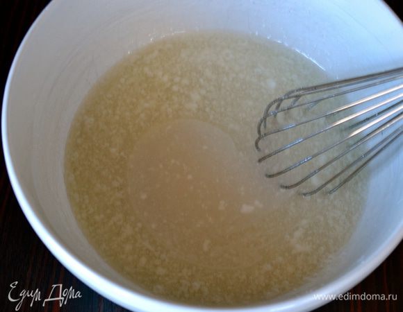 В миску вылить кокосовое молоко, добавить сахар, ванилин и растительное масло. Размешать.