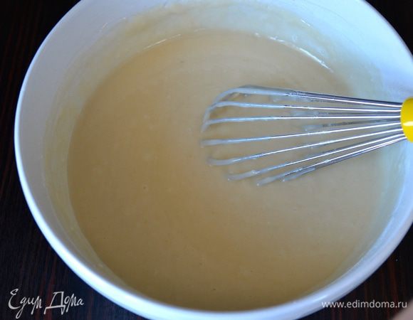 Просеять муку, разрыхлитель и крахмал (можно взять картофельный или кукурузный, не принципиально). Всыпать в миску смесь из сухих ингредиентов и снова размешать все до гладкости, без комочков.