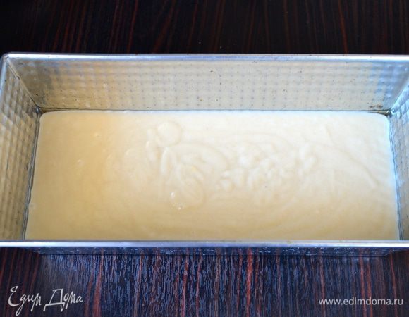 Заполнить тестом форму для кексов, предварительно смазав ее маслом. Выпекать в разогретой до 180°C духовке 30-40 минут.