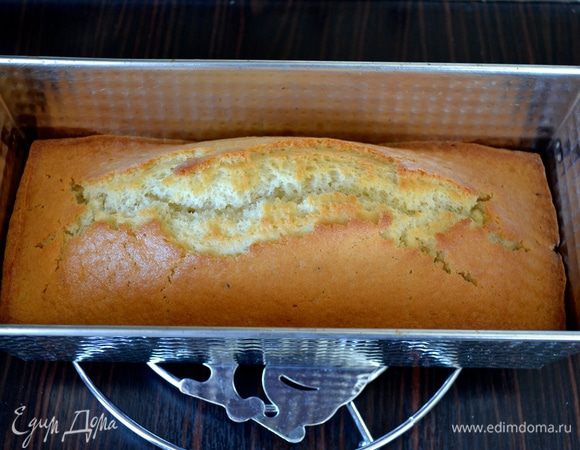 В любом случае, ориентироваться по своей духовке и готовность кекса проверить деревянной шпажкой - она должна выходить полностью сухой.