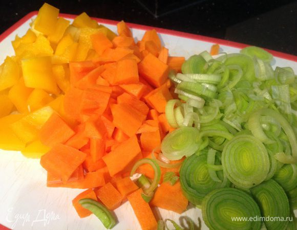 Морковь очистите, у перца удалите семена, порежьте небольшими квадратиками. Лук-порей нарежьте кольцами.