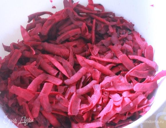 Свеклу очистить и натереть на крупной терке. Заправить лимонным соком и отставить на 10 минут. Если выделится сок, немного отжать.
Включите духовку на 220 градусов.