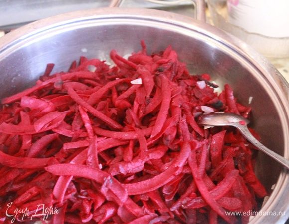 В сотейник налейте масло и потушите лук до золотистого цвета. Добавьте  свеклу и тушите  12 минут.