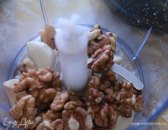 Орехи измельчить с чесноком. Шпинат измельчите.