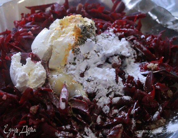 Остудите свеклу и добавьте к ней измельченные орехи с чесноком. Затем положите сюда же сыр, яйцо, крахмал, специи и сливки. Посолите по вкусу. Все тщательно перемешайте.