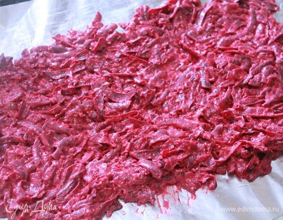 На противень положите фольгу в два -три слоя. На фольгу выложите половину свекольной массы.