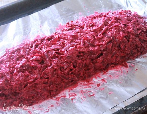 Сверху на рыбу положите остатки свекольной массы и придайте ему форму "полена".