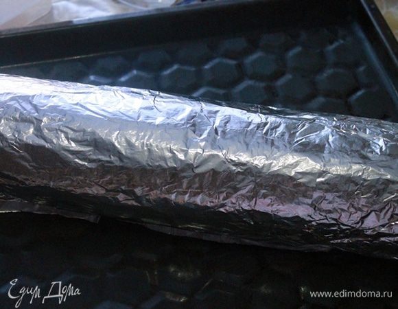 Плотно заверните все в фольгу, если надо, добавьте еще несколько слоев фольги. Все должно быть плотно завернуто. В низу, в фольге сделайте шпажкой несколько проколов, чтобы вытекал сок. Запекайте в духовке 30-40 минут.