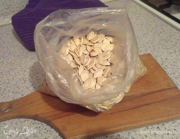 Берём полкило тыквенных семечек, у меня были не покупные а из деревни.