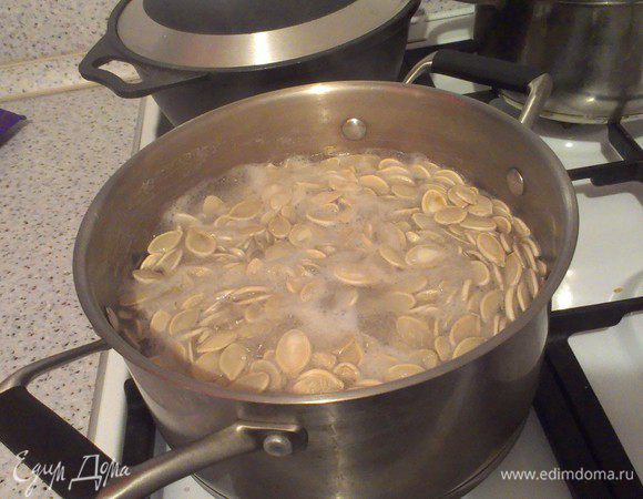 Далее ставим воду, доводим её до кипения, добавляем 4 столовых ложки соли (помешиваем до полного растворения) и засыпаем туда наши семечки. Варим их до того, как все семечки пропитаются соленой водой и + 5-10 минут после.