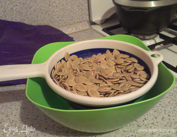 Когда семечки сварились, высыпаем их в дуршлаг и сливаем полностью с них жидкость.