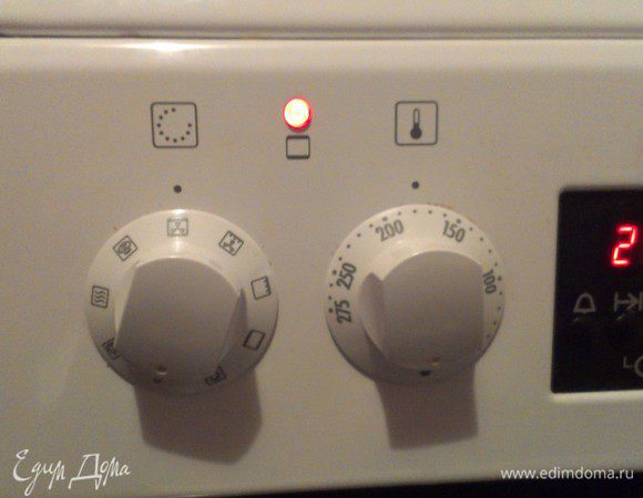 Включаем духовку на 180 градусов (т.к. у меня в ней есть режим работы с вентилятором, я включил его, он более подходит для полной просушки семян тыквы, я на нём уже готовил сухари, очень вкусно)