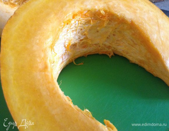 Тыкву очистить, нарезать кубиками.