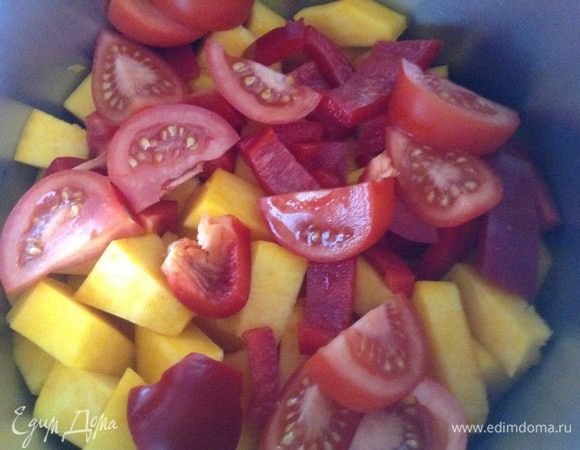 Перец и помидоры нарезать, переложить в кастрюлю, добавить тыкву.