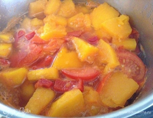 Налить в кастрюлю 200г. воды и поставить на огонь. Добавить соль. Варить до мягкости овощей (у меня 10 минут).