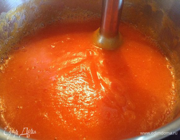 Овощи взбить блендером.