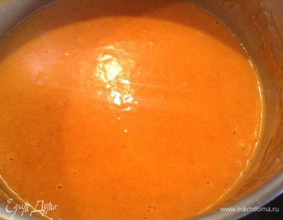 Переложить суп в тарелки, сверху выложить макароны и украсить семечками.