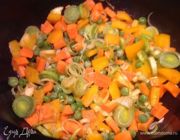 Вместе с горошком выложите овощи в чашу мультиварки, добавьте растительное масло, соль и специи, перемешайте.