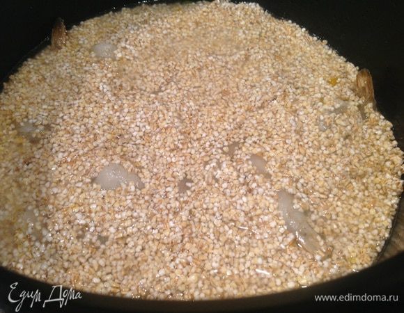 ячневую крупу, разровняйте, залейте водой (370 мл), закройте крышкой, установите программу "Плов", установите время приготовления 40 минут. 