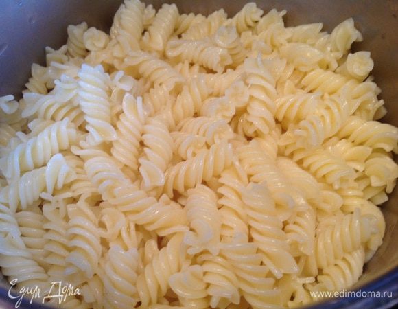 Макароны отварите.