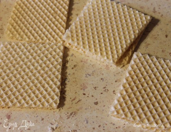 Вафельный корж разрезать на 6 равных квадратов.