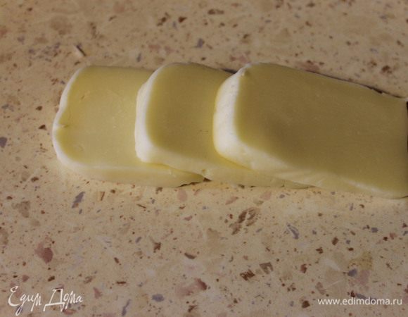 Сыр нарезать ломтиками толщиной 1 см.