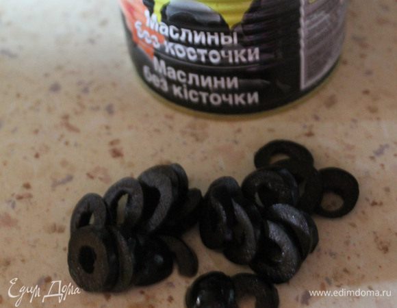 Маслины нарезать кружочками.