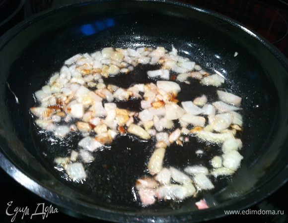 Лук очистите, мелко нарежьте, обжарьте на растительном масле.