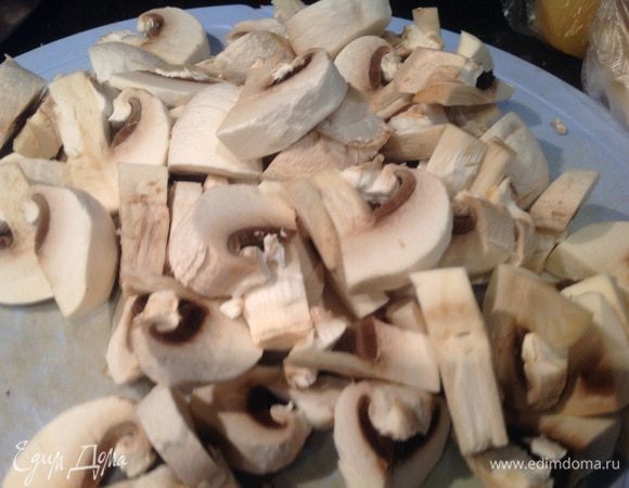 Тонко нарежьте грибы, добавьте к луку и жарьте еще около 10 минут.