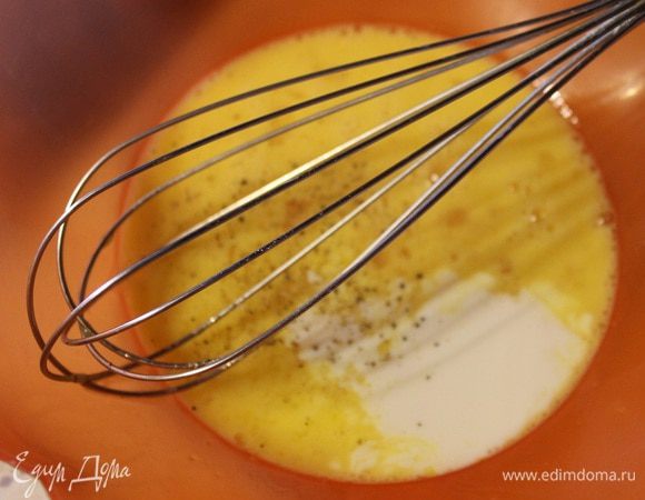 Для кляра смешать все ингредиенты и слегка взбить венчиком.