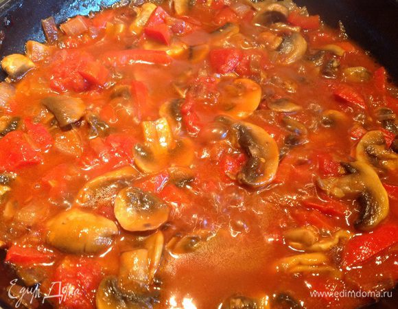 Посолите, приправьте специями (у меня базилик 1/2 ч.л.), добавьте томаты в собственном соку и потомите 10-15 минут.