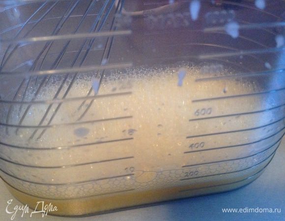 Взбиваем яйца+сливки+соль+сахар.