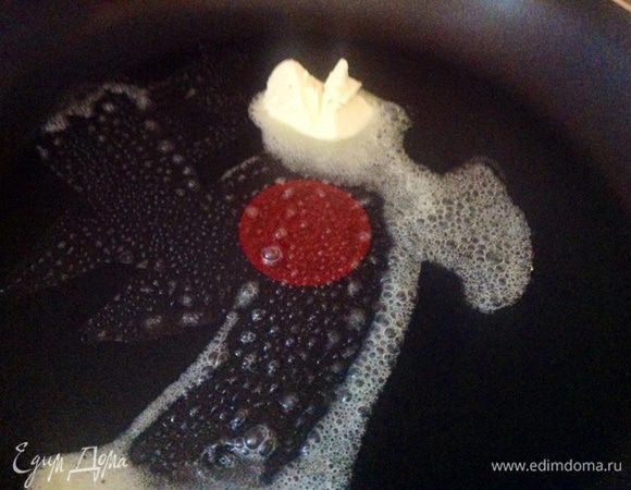 Растопили кусочек масла 20 гр на сковороде.