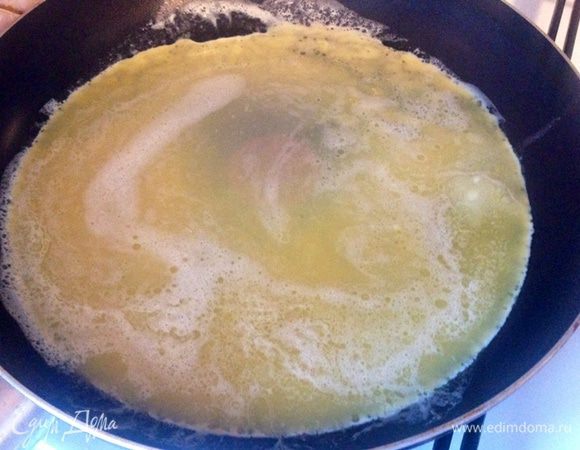 Выливаем на сковороду нашу смесь.