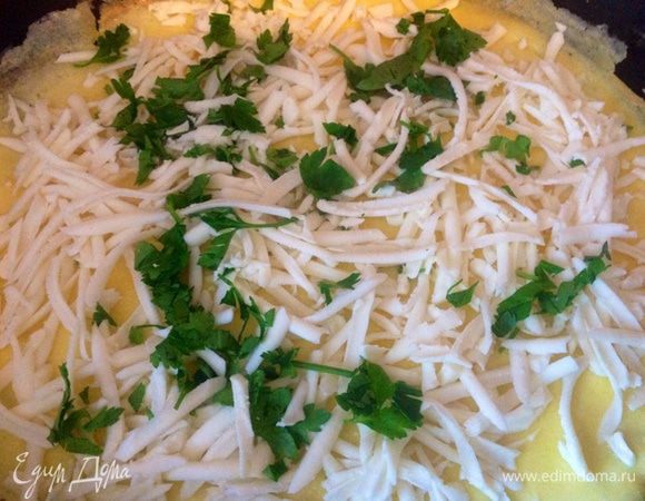 Вот теперь выкладываем по поверхности омлета сыр.