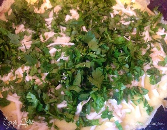 Поверх сыра выкладываем зелень.