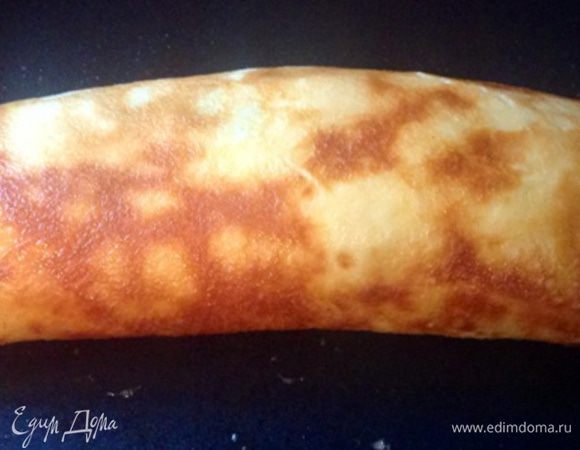 И скручиваем омлет с помощью бумажного полотенца (оно достаточно плотное), так как омлет очень горячий и руками его скручивать достаточно трудно. Скручивается он великолепно, не ломается.